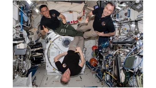 ۳ فضانورد بعد از یک سال به زمین برمی گردند